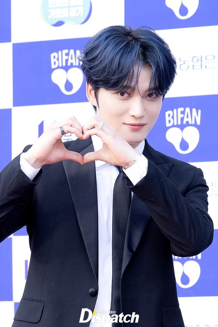 Kim Jae Joong khoe vẻ bảnh bao trong bộ vest. Dispatch miêu tả ngoại hình của nam thần tượng giống như tác phẩm điêu khắc.