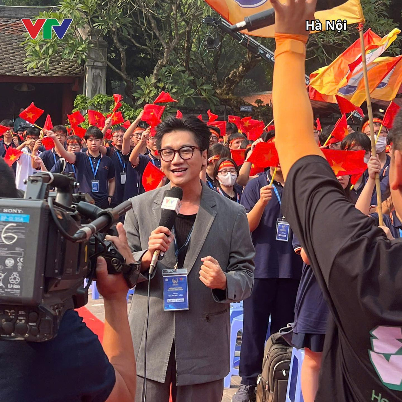 MC Công Tố lần đầu dẫn điểm cầu trực tiếp. MC Công Tố lần đầu dẫn điểm cầu trực tiếp.