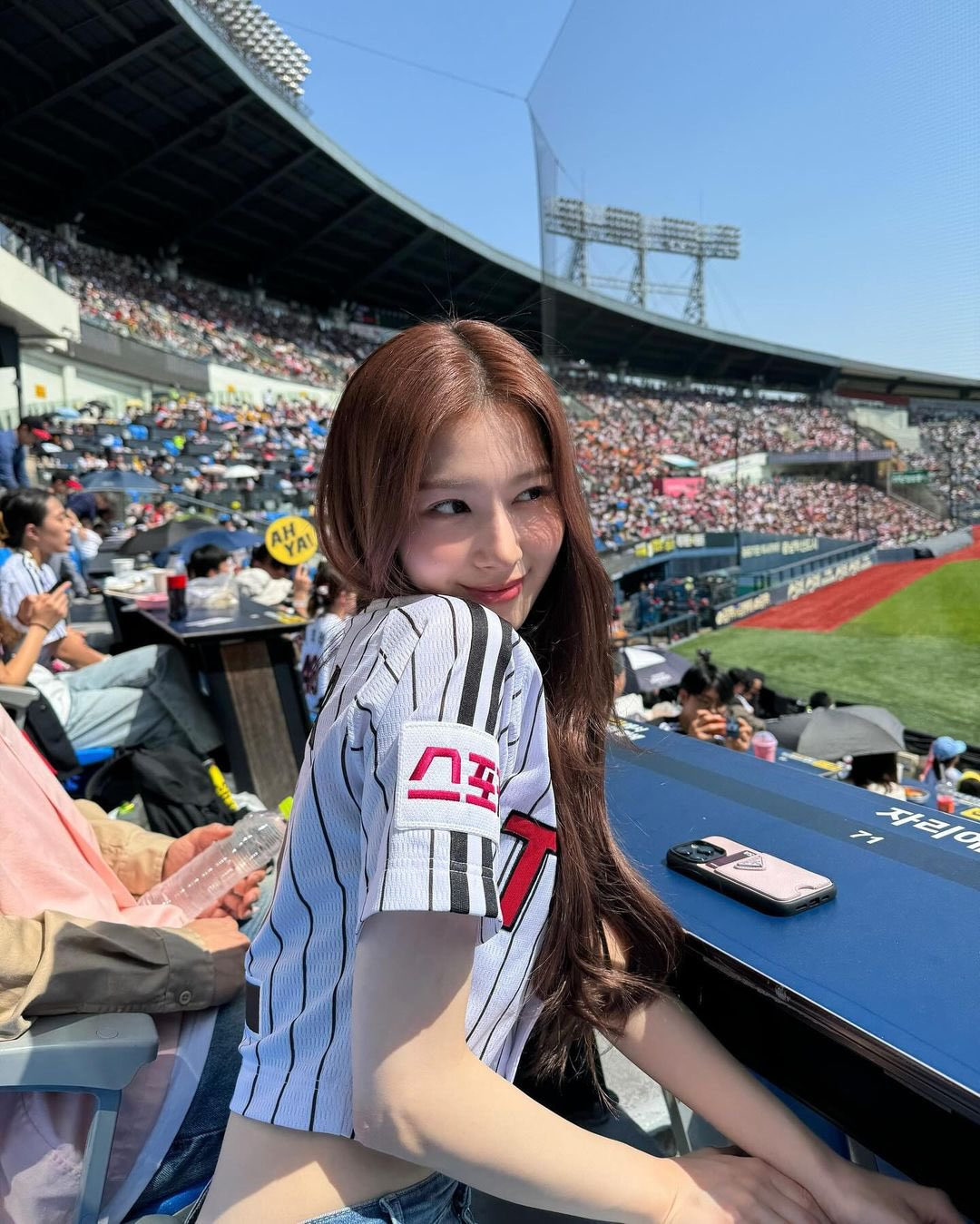 Con đường đến với giấc mơ làm thần tượng không đơn giản, cô bị bố mẹ phản đối. Để giải quyết vấn đề, Sana dẫn mẹ đến xem buổi hòa nhạc của 2PM và thành công thuyết phục. Sau khi tham gia show sống còn SIXTEEN, Sana ra mắt cùng Twice.