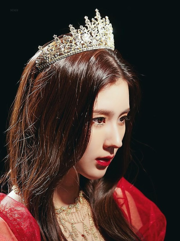 Điểm nổi bật trên gương mặt của Miyeon là sống mũi thẳng. Cô vướng tin đồn đụng chạm “dao kéo”, nhưng những hình ảnh thời thơ ấu đã chứng minh mũi của nữ thần tượng là hoàn toàn tự nhiên.