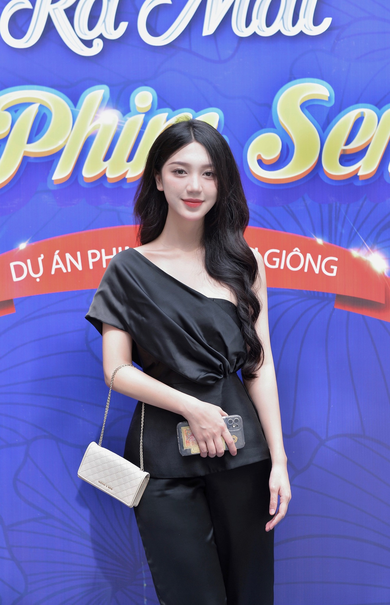 Diễn viên trẻ Thùy Dương sinh năm 2003, quê Ba Vì, Hà Nội, sinh viên lớp Diễn viên kịch, điện ảnh - truyền hình, Đại học Sân khấu Điện ảnh Hà Nội. Cô từng xuất hiện trong một số bộ phim giờ vàng như Đấu trí, Không ngại cưới chỉ cần một lý do...