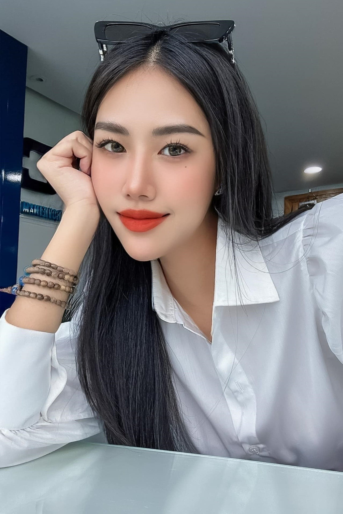 Bạn gái diễn viên Quang Minh có phong cách ăn mặc trẻ trung, năng động và không kém phần gợi cảm.