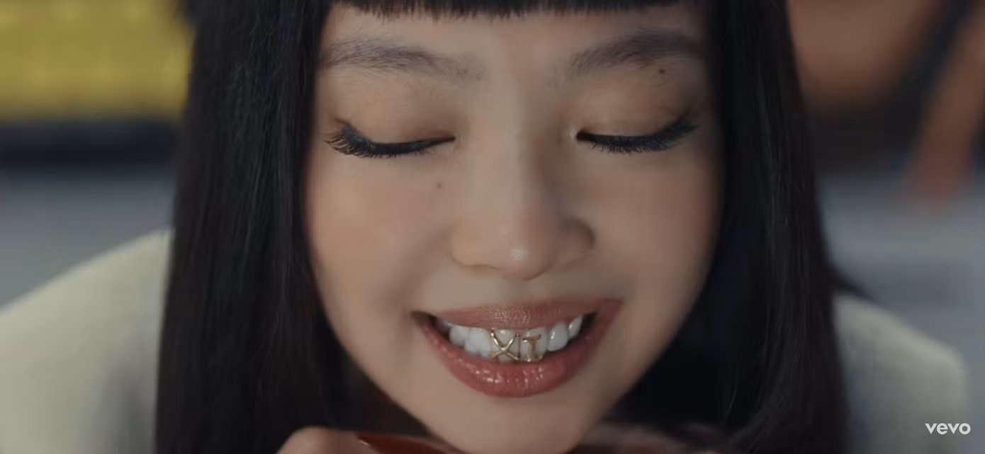 Tạo hình độc lạ của Jennie trong MV mới.