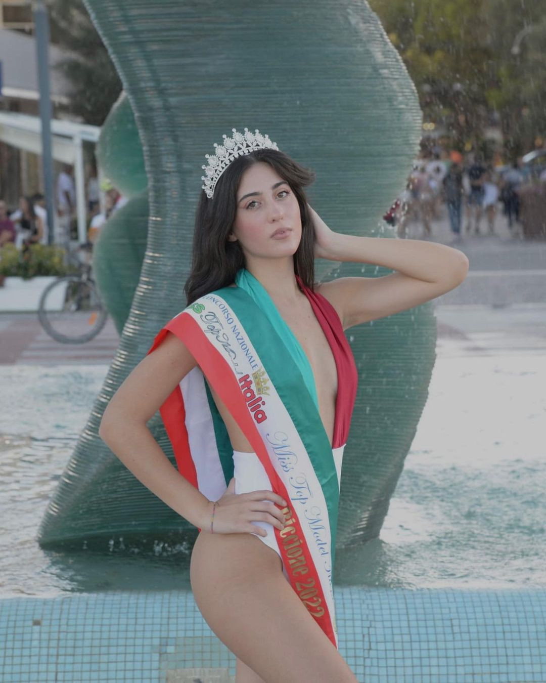 Người mẫu Mariangela Presicce trên sân cỏ và đời thường. Ảnh: IG.