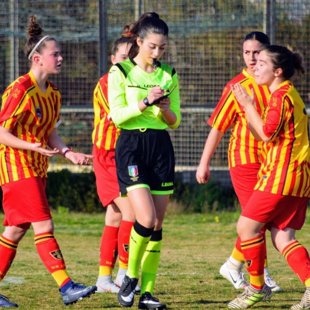 Người mẫu Mariangela Presicce trên sân cỏ và đời thường. Ảnh: IG.