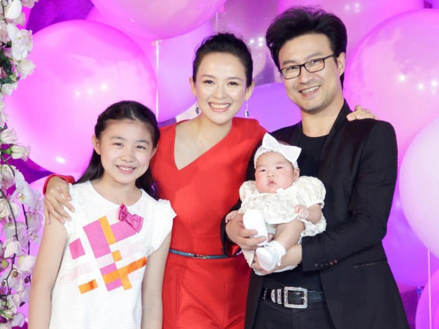 Gia đình cặp sao thường chia sẻ những hình ảnh hạnh phúc trên trang cá nhân trước khi ly hôn. Gia đình cặp sao thường chia sẻ những hình ảnh hạnh phúc trên trang cá nhân trước khi ly hôn.