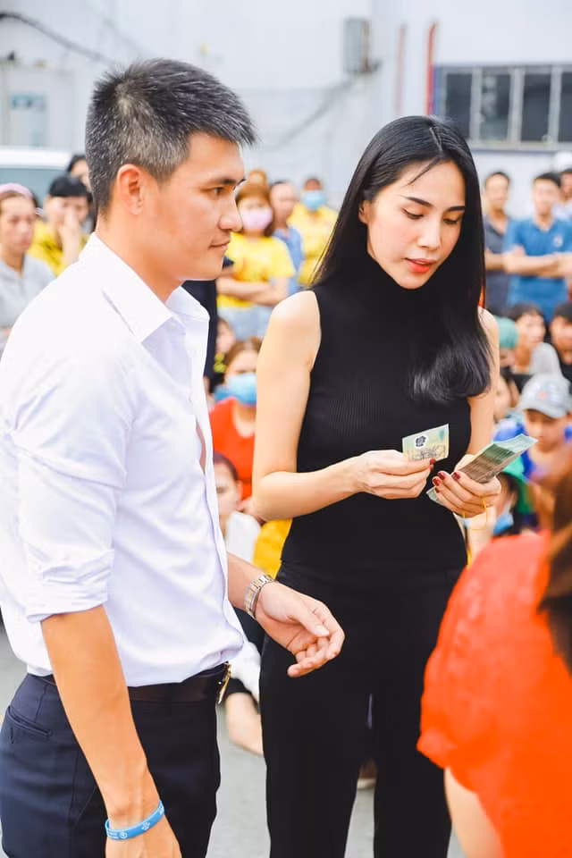 Vợ chồng Công Vinh - Thủy Tiên. Vợ chồng Công Vinh - Thủy Tiên.