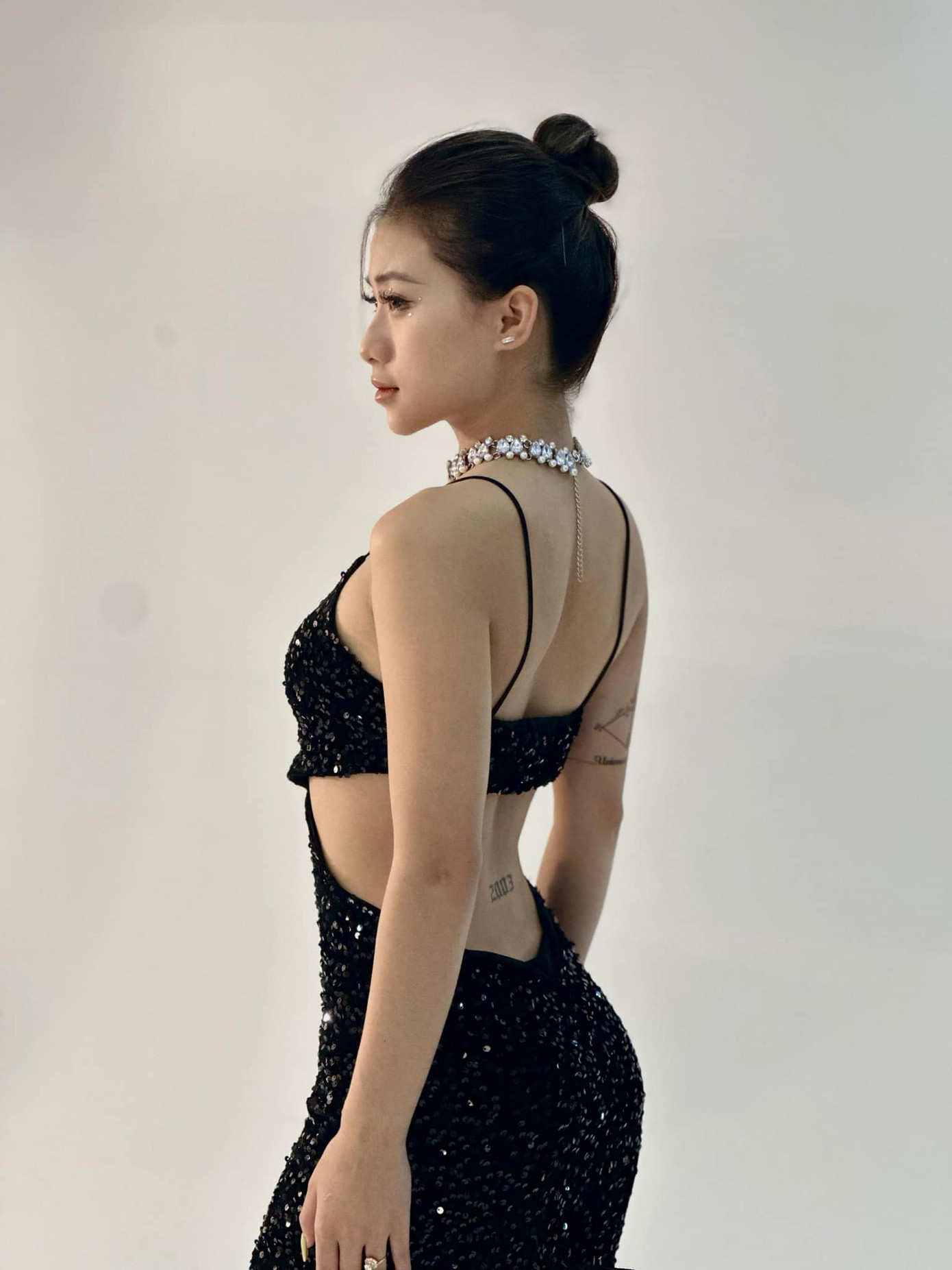 Lối trang điểm kiểu đậm, sắc sảo được Như Phương yêu thích với đường eyeliner ấn tượng, đôi môi căng mọng, gợi cảm. Lối trang điểm kiểu đậm, sắc sảo được Như Phương yêu thích với đường eyeliner ấn tượng, đôi môi căng mọng, gợi cảm.