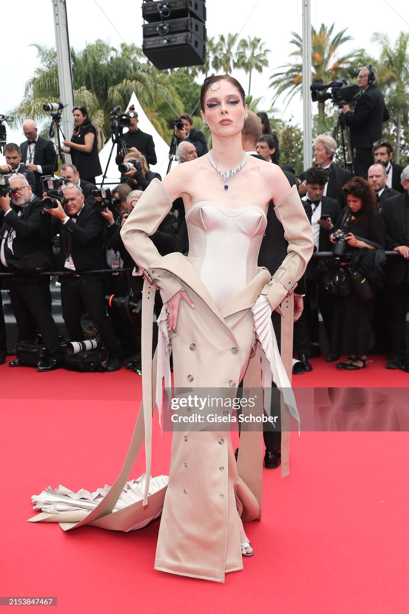 Coco Rocha tạo dáng trước ống kính. Người mẫu chọn chiếc váy cao cấp của Robert Wun, với phần tay áo tạo điểm nhấn, thu hút mọi ánh nhìn từ kiểu tóc cho đến cách trang điểm eyeliner đậm. Coco Rocha tạo dáng trước ống kính. Người mẫu chọn chiếc váy cao cấp của Robert Wun, với phần tay áo tạo điểm nhấn, thu hút mọi ánh nhìn từ kiểu tóc cho đến cách trang điểm eyeliner đậm.