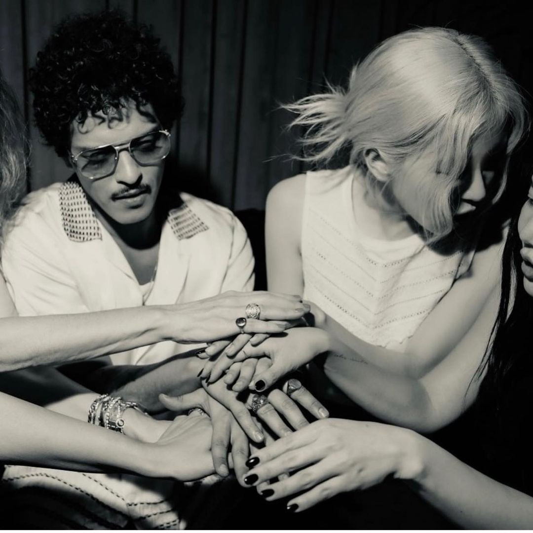 Apartment Game là một trong những nhân tố khiến những video của Rosé phổ biến ở các nền tảng video. Apartment Game là một trong những nhân tố khiến những video của Rosé phổ biến ở các nền tảng video.