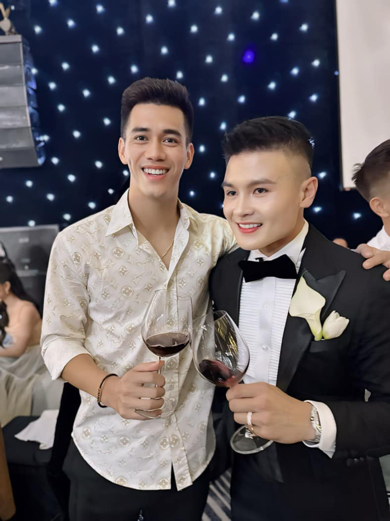 Tiền đạo Nguyễn Tiến Linh (áo trắng) - đồng đội bằng tuổi Quang Hải ở tuyển quốc gia - gửi lời chúc tốt đẹp đến đôi uyên ương. Ảnh: FBNV.