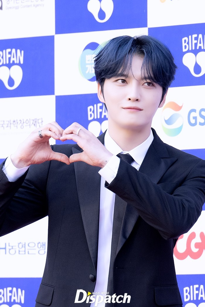 Kim Jae Joong khoe vẻ bảnh bao trong bộ vest. Dispatch miêu tả ngoại hình của nam thần tượng giống như tác phẩm điêu khắc.