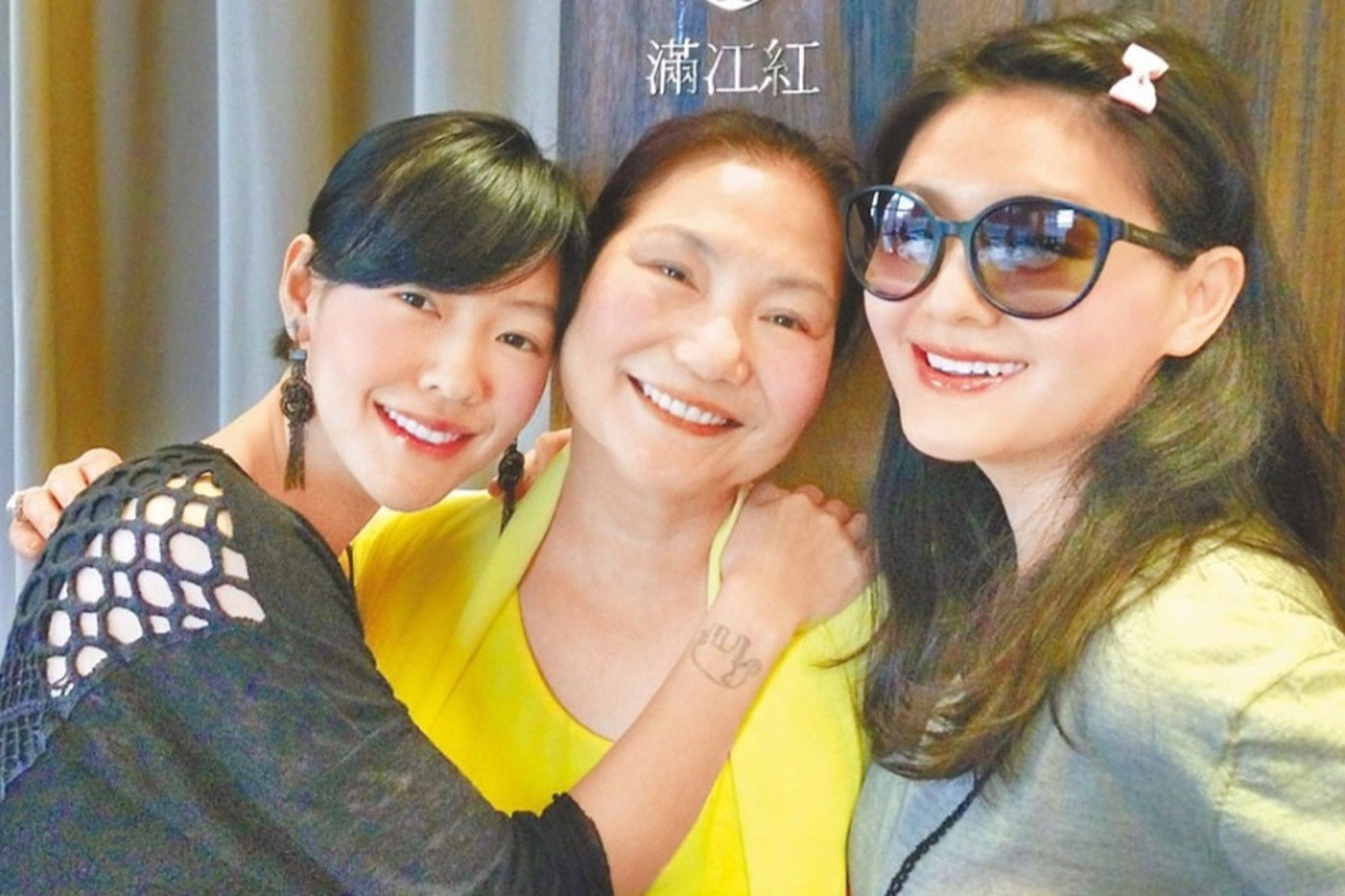 Bà Xuân Mai (giữa) bên cạnh hai chị em Từ Hy Viên (bìa phải) và Từ Hy Đệ.