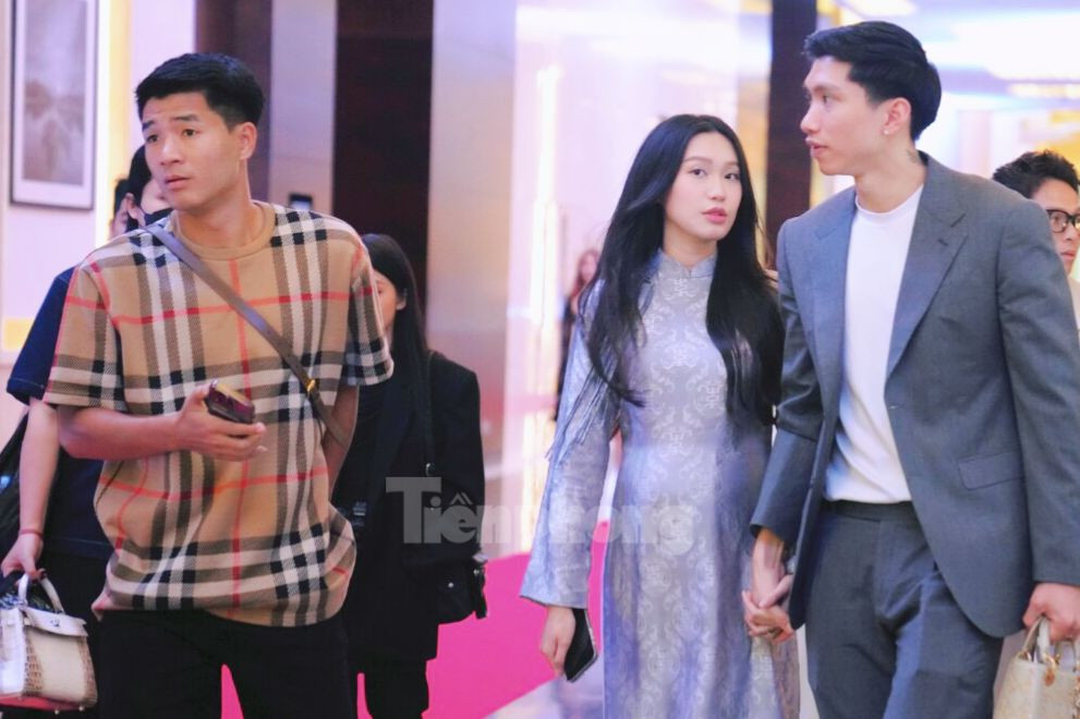 Các khách mời hôm nay đều mặc đúng dresscode mà chủ nhân bữa tiệc yêu cầu. Theo đó, ba màu navy, beige và ghi là tông chủ đạo. Joyce Phạm - ái nữ nhà Minh Nhựa cùng chồng cũng đến từ sớm tham gia tiệc. Ảnh: Trọng Tài.