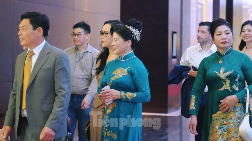 Chiều 6/4, bố mẹ Quang Hải và Chu Thanh Huyền có mặt trong ngày trọng đại của hai con. Hai bên thông gia đi cùng nhau vào bên trong khách sạn năm sao. Bữa tiệc ngoài trời thân mật thông báo tin có con trai đầu lòng được vợ chồng cầu thủ sinh năm 1997 tổ chức. Ảnh: Trọng Tài.