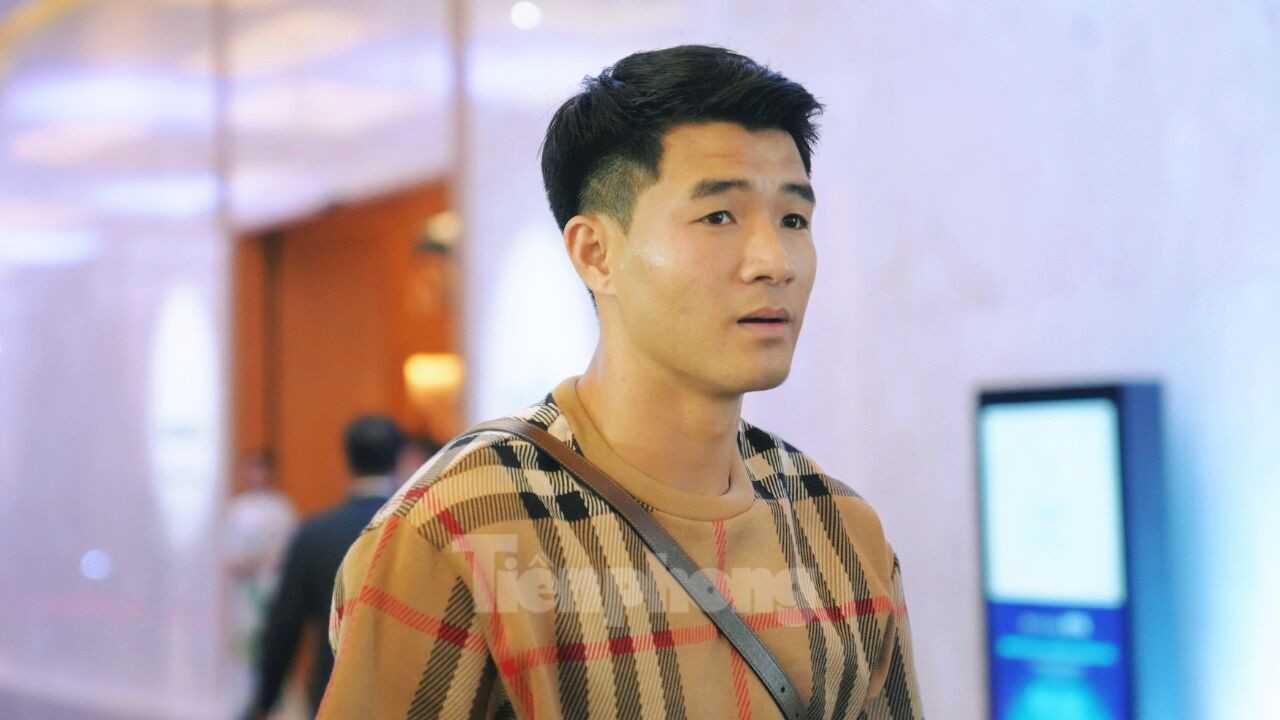 Cầu thủ Hà Đức Chinh là một trong những khách mời đến dự tiệc thân mật. Anh thân thiết với Quang Hải từ khi cùng lên tuyển bóng đá quốc gia. Ảnh: Trọng Tài.