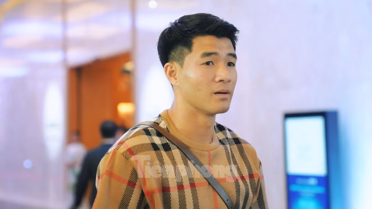 Cầu thủ Hà Đức Chinh là một trong những khách mời đến dự tiệc thân mật. Anh thân thiết với Quang Hải từ khi cùng lên tuyển bóng đá quốc gia. Ảnh: Trọng Tài.