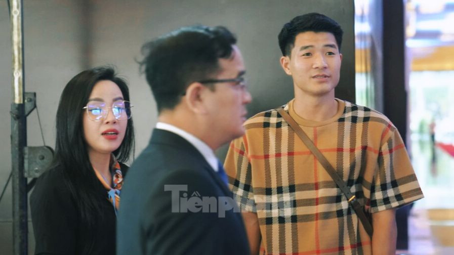 Cầu thủ Hà Đức Chinh là một trong những khách mời đến dự tiệc thân mật. Anh thân thiết với Quang Hải từ khi cùng lên tuyển bóng đá quốc gia. Ảnh: Trọng Tài.