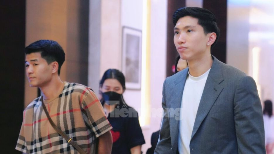 Các khách mời hôm nay đều mặc đúng dresscode mà chủ nhân bữa tiệc yêu cầu. Theo đó, ba màu navy, beige và ghi là tông chủ đạo. Joyce Phạm - ái nữ nhà Minh Nhựa cùng chồng cũng đến từ sớm tham gia tiệc. Ảnh: Trọng Tài.