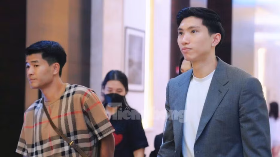 Các khách mời hôm nay đều mặc đúng dresscode mà chủ nhân bữa tiệc yêu cầu. Theo đó, ba màu navy, beige và ghi là tông chủ đạo. Joyce Phạm - ái nữ nhà Minh Nhựa cùng chồng cũng đến từ sớm tham gia tiệc. Ảnh: Trọng Tài.