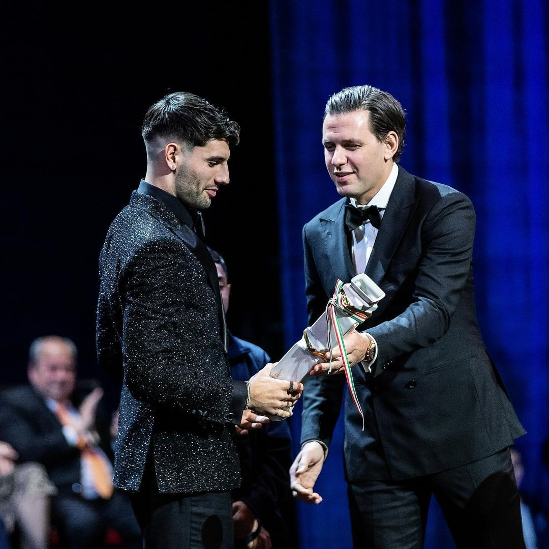 Với các bộ âu phục, khán giả chỉ thấy sao trẻ Liverpool diện trong các sự kiện, lễ trao giải lớn.