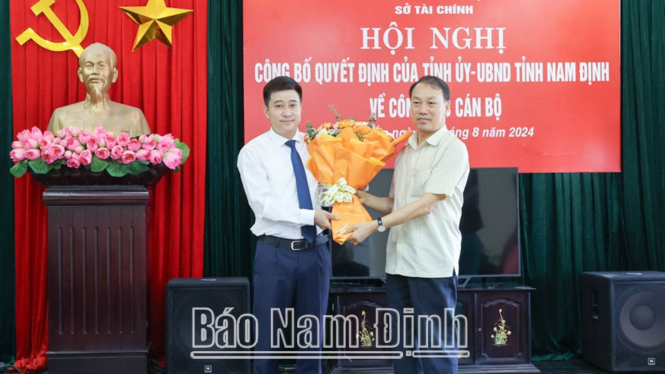 Đồng chí Trưởng ban Tổ chức Nguyễn Văn Va tặng hoa chúc mừng đồng chí Phạm Thanh Bình, Giám đốc Sở Tài chính.