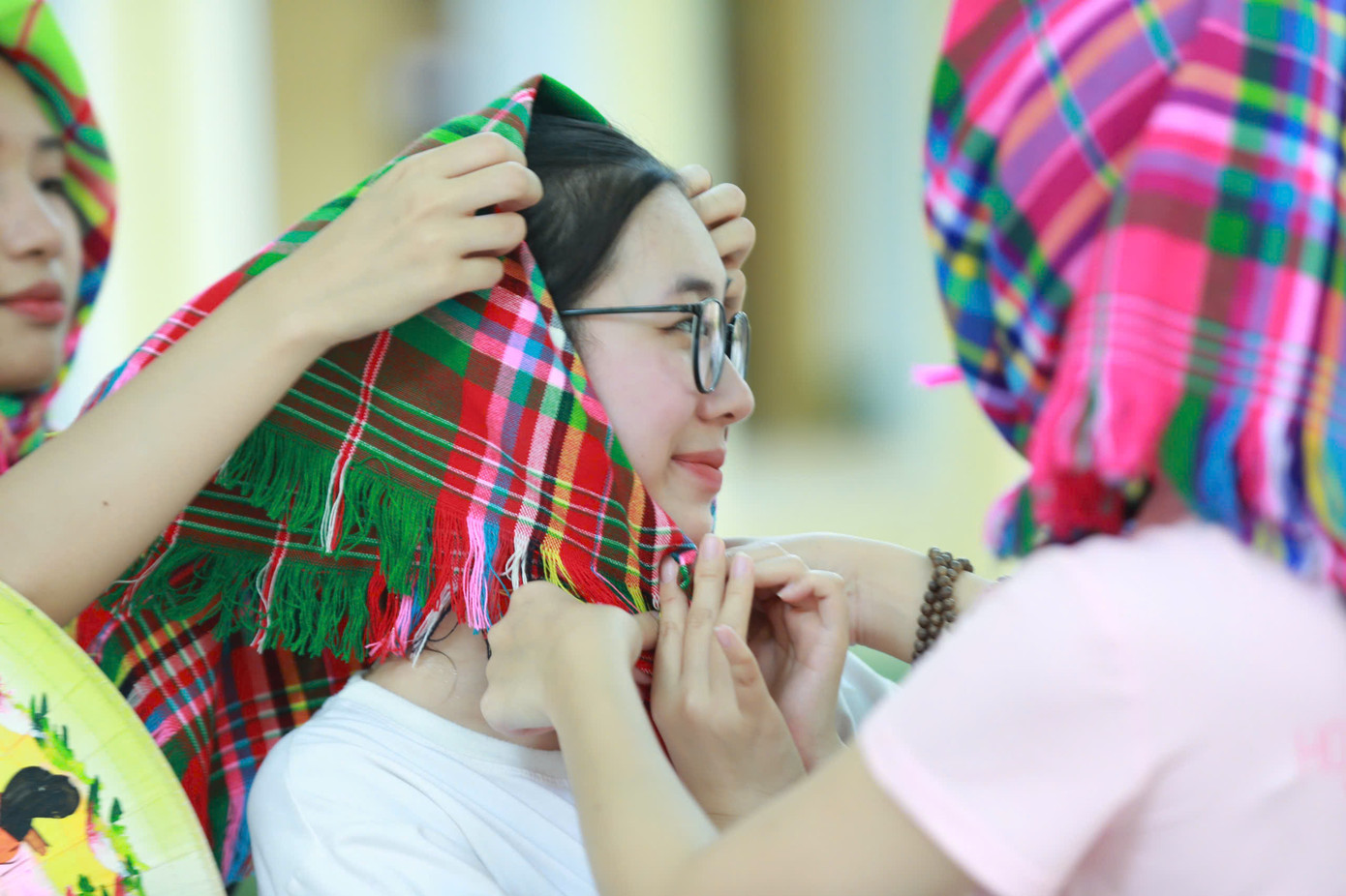 Nhóm thí sinh giúp nhau đeo khăn, biến tấu theo nhiều phong cách khác nhau. Nhóm thí sinh giúp nhau đeo khăn, biến tấu theo nhiều phong cách khác nhau.