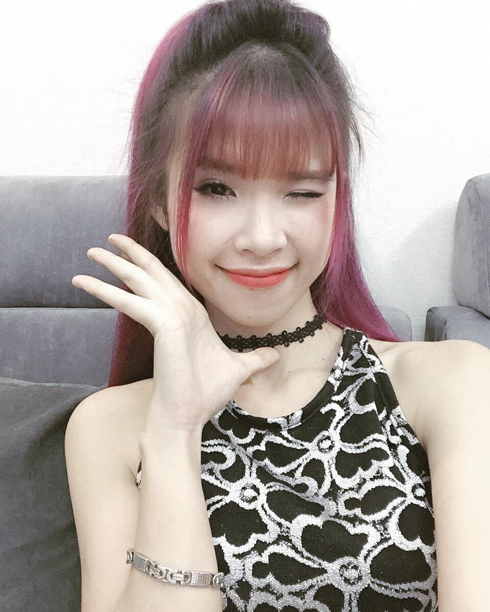 Khởi My sinh năm 1990, nổi tiếng với khán giả thế hệ 9X. Cô từng đoạt giải quán quân Tiếng ca học đường 2007 và quán quân Gương mặt thân quen 2013. Giai đoạn hoạt động nghệ thuật sôi nổi, cô có nhiều bản hit để đời, được công chúng yêu thích như Vì sao, Gửi cho anh, Người yêu cũ, Góc nhỏ trong tim, Cố quên… Bên cạnh vai trò ca sĩ, Khởi My đảm nhận vai trò MC.