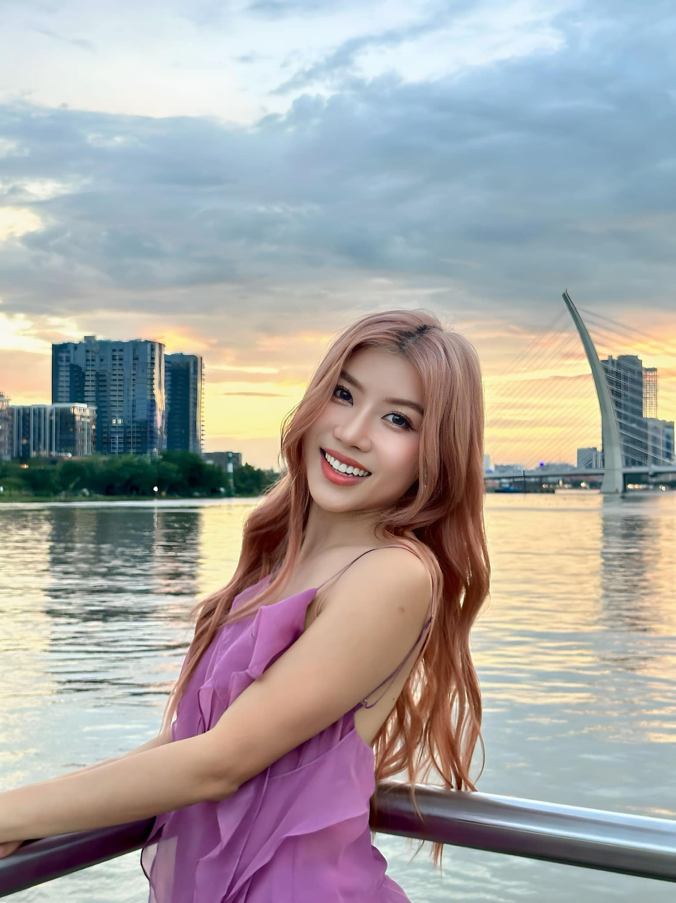 Ngoài đời, gia thế trâm anh thế phiệt của nữ ca sĩ cũng được nhiều người quan tâm. Gia đình cô có truyền thống làm ngoại giao và nghiên cứu ngôn ngữ. Ông ngoại Trang Pháp là nhà ngoại giao Nguyễn Khắc Huỳnh (nguyên thành viên đoàn đàm phán Hiệp định Paris 1973). Bố cô là Giáo sư - Tiến sĩ Nguyễn Quang, đã có hơn 40 năm công tác, giảng dạy tại Đại học Ngoại ngữ - Đại học Quốc gia Hà Nội. Mẹ Trang Pháp từng là Chánh văn phòng Tổng Lãnh sự quán Việt Nam tại Bỉ và cũng là người dạy cô nói tiếng Pháp. Ảnh: FBNV.