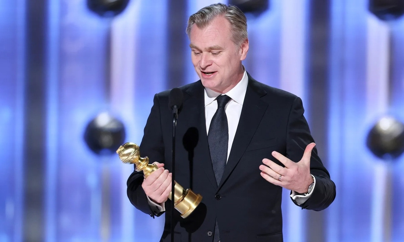 Đạo diễn bậc thầy Christopher Nolan thắng đậm ở Oscar cùng Oppenheimer. Có nhiều dấu ấn điện ảnh lẫy lừng, nhưng đây là lần đầu trong sự nghiệp ông giành tượng vàng Oscar hạng mục Đạo diễn xuất sắc. Ảnh: Variety.