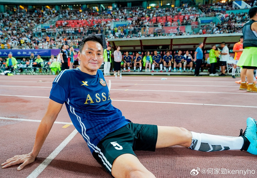 Hà Gia Kính được khen giữ được vẻ trẻ trung, phong độ ở tuổi 65. Tài tử từng nói không muốn lập gia đình, coi nhà máy như "con". Trên mạng xã hội, diễn viên thường cho thấy hình ảnh đời sống độc thân, vui vẻ. Hà Gia Kính được khen giữ được vẻ trẻ trung, phong độ ở tuổi 65. Tài tử từng nói không muốn lập gia đình, coi nhà máy như "con". Trên mạng xã hội, diễn viên thường cho thấy hình ảnh đời sống độc thân, vui vẻ.