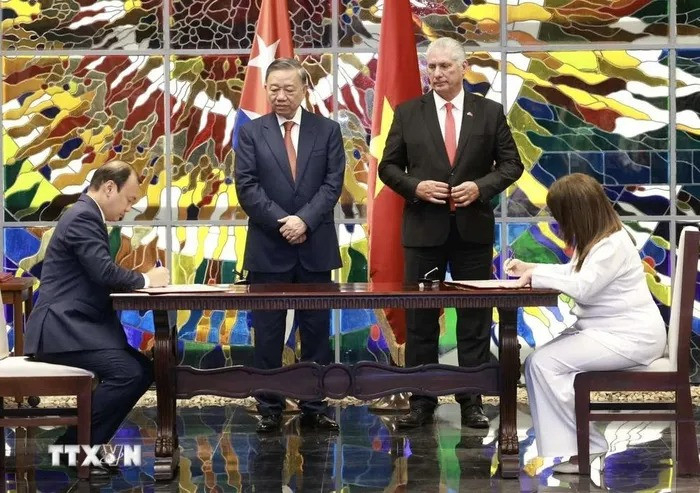 Tổng Bí thư, Chủ tịch nước Tô Lâm và Bí thư thứ nhất Đảng Cộng sản Cuba, Chủ tịch Cuba Miguel Diaz-Canel Bermudez chứng kiến Lễ ký kết văn kiện hợp tác giữa Tạp chí Cộng sản với Tạp chí Cuba Xã hội chủ nghĩa. (Ảnh: Lâm Khánh/TTXVN) Tổng Bí thư, Chủ tịch nước Tô Lâm và Bí thư thứ nhất Đảng Cộng sản Cuba, Chủ tịch Cuba Miguel Diaz-Canel Bermudez chứng kiến Lễ ký kết văn kiện hợp tác giữa Tạp chí Cộng sản với Tạp chí Cuba Xã hội chủ nghĩa. (Ảnh: Lâm Khánh/TTXVN)