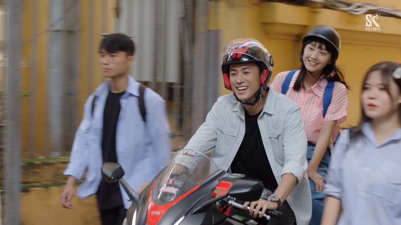 Cặp Pu - Thái (ảnh phải) được biên kịch, đạo diễn tập trung triển khai mạch truyện, khiến khán giả không biết Chải hay Thái mới là nam chính. Cặp Pu - Thái (ảnh phải) được biên kịch, đạo diễn tập trung triển khai mạch truyện, khiến khán giả không biết Chải hay Thái mới là nam chính.