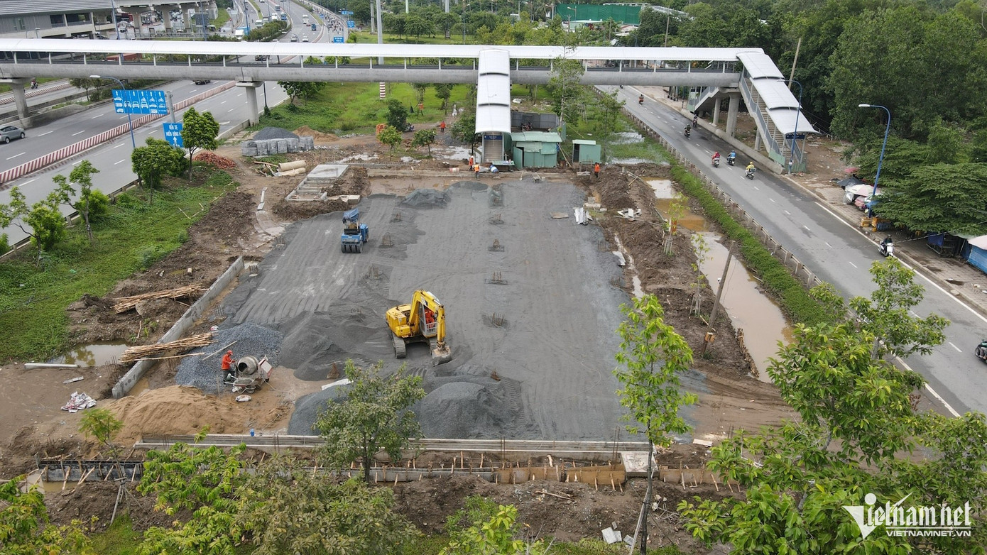 Theo ghi nhận của PV VietNamNet, TPHCM đang triển khai xây dựng 5 bãi giữ xe cá nhân với tổng diện tích khoảng 5.472m² tại vị trí cạnh các nhà ga Văn Thánh, Thảo Điền, Rạch Chiếc, Phước Long, Bình Thái. Theo ghi nhận của PV VietNamNet, TPHCM đang triển khai xây dựng 5 bãi giữ xe cá nhân với tổng diện tích khoảng 5.472m² tại vị trí cạnh các nhà ga Văn Thánh, Thảo Điền, Rạch Chiếc, Phước Long, Bình Thái.