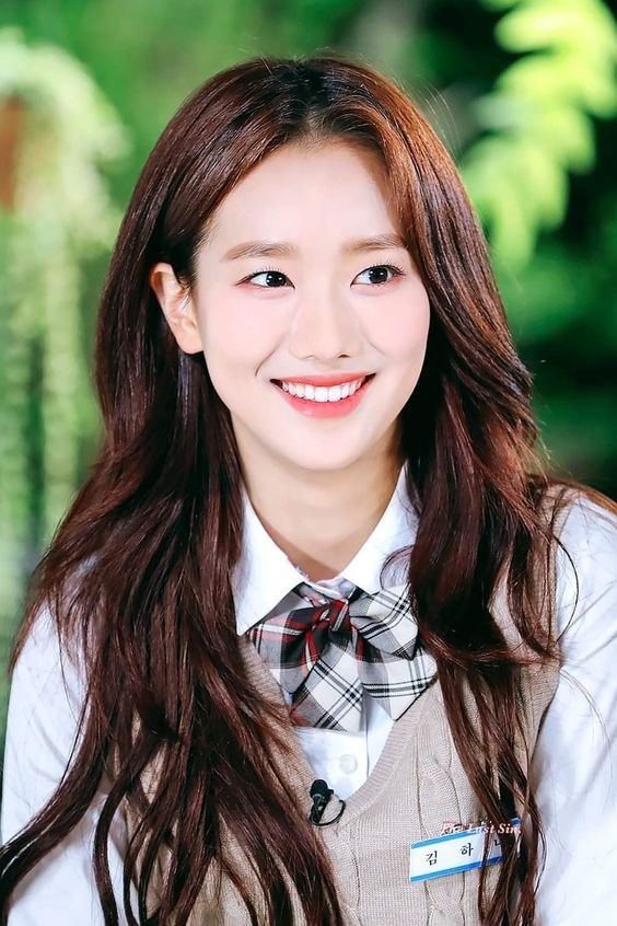 Trước khi được biết đến với vai trò diễn viên, Naeun từng là thần tượng nhóm nhạc nữ April nhưng khó cạnh tranh với những nhóm nhạc nữ cùng thời. Chỉ đến khi lấn sân sang mảng diễn xuất, cô mới được để mắt tới. Bộ drama học đường A-Teen đánh dấu bước nhảy vọt danh tiếng của Naeun. Cô nhanh chóng nổi tiếng, đứng đầu các bảng xếp hạng danh tiếng hàng tháng.