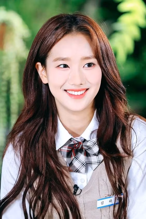 Trước khi được biết đến với vai trò diễn viên, Naeun từng là thần tượng nhóm nhạc nữ April nhưng khó cạnh tranh với những nhóm nhạc nữ cùng thời. Chỉ đến khi lấn sân sang mảng diễn xuất, cô mới được để mắt tới. Bộ drama học đường A-Teen đánh dấu bước nhảy vọt danh tiếng của Naeun. Cô nhanh chóng nổi tiếng, đứng đầu các bảng xếp hạng danh tiếng hàng tháng. Trước khi được biết đến với vai trò diễn viên, Naeun từng là thần tượng nhóm nhạc nữ April nhưng khó cạnh tranh với những nhóm nhạc nữ cùng thời. Chỉ đến khi lấn sân sang mảng diễn xuất, cô mới được để mắt tới. Bộ drama học đường A-Teen đánh dấu bước nhảy vọt danh tiếng của Naeun. Cô nhanh chóng nổi tiếng, đứng đầu các bảng xếp hạng danh tiếng hàng tháng.
