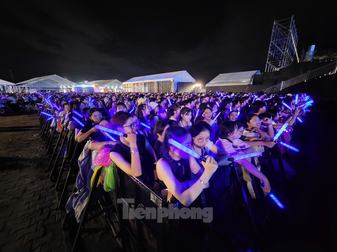 Không khí bên trong concert thứ hai của Anh trai say hi. Tại thảm đỏ, hai MC Lê Dương Bảo Lâm và Vũ Thảo My xác nhận Concert 3 của chương trình sẽ được tổ chức tại Hà Nội. Ảnh: Phạm Nguyễn. Không khí bên trong concert thứ hai của Anh trai say hi. Tại thảm đỏ, hai MC Lê Dương Bảo Lâm và Vũ Thảo My xác nhận Concert 3 của chương trình sẽ được tổ chức tại Hà Nội. Ảnh: Phạm Nguyễn.