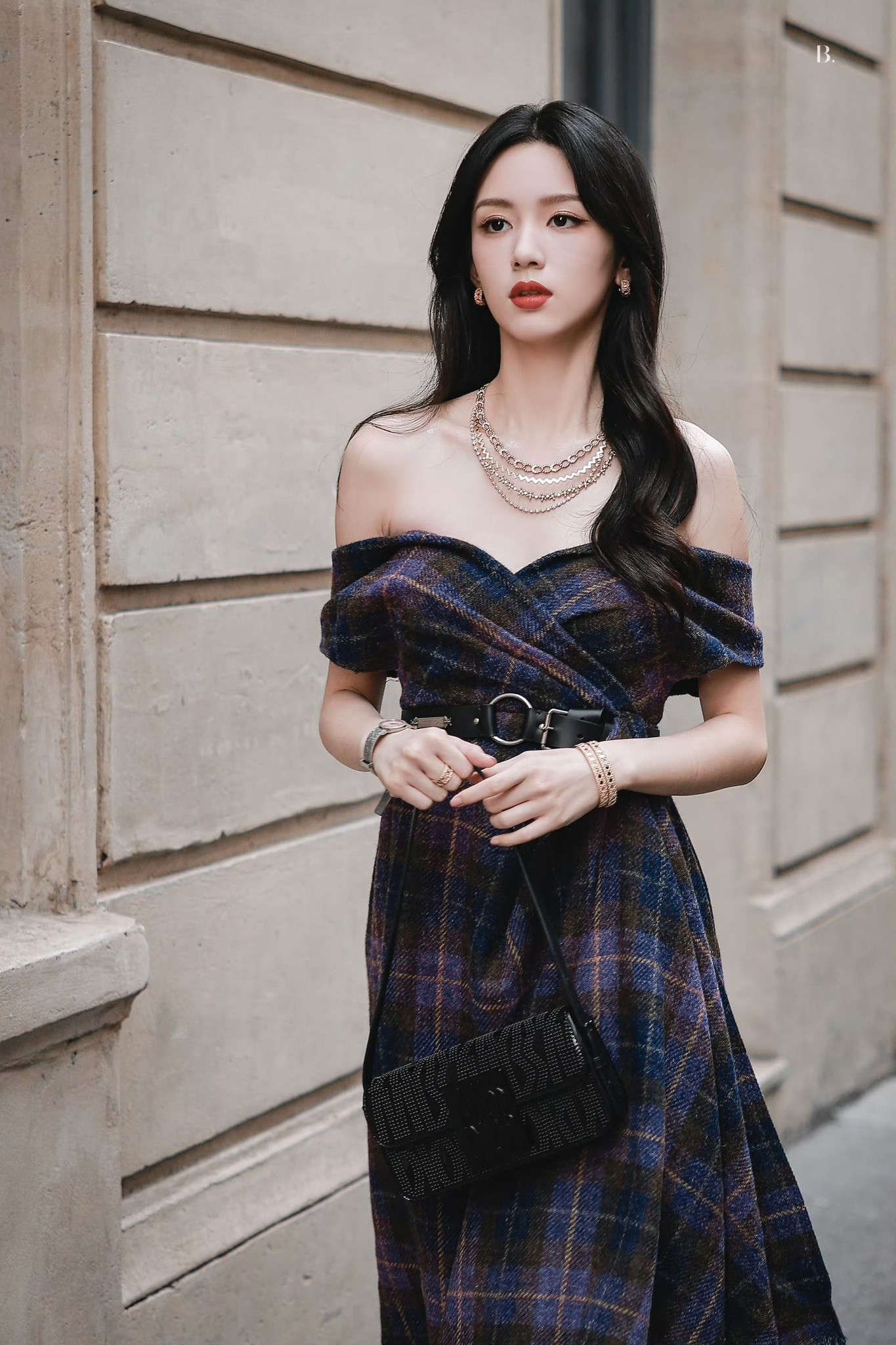 Đại sứ Dior khu vực Trung Quốc là diễn viên Châu Dã (trái) và Đặng Vi đều mặc trang phục từ BST Dior Cruise 2025.