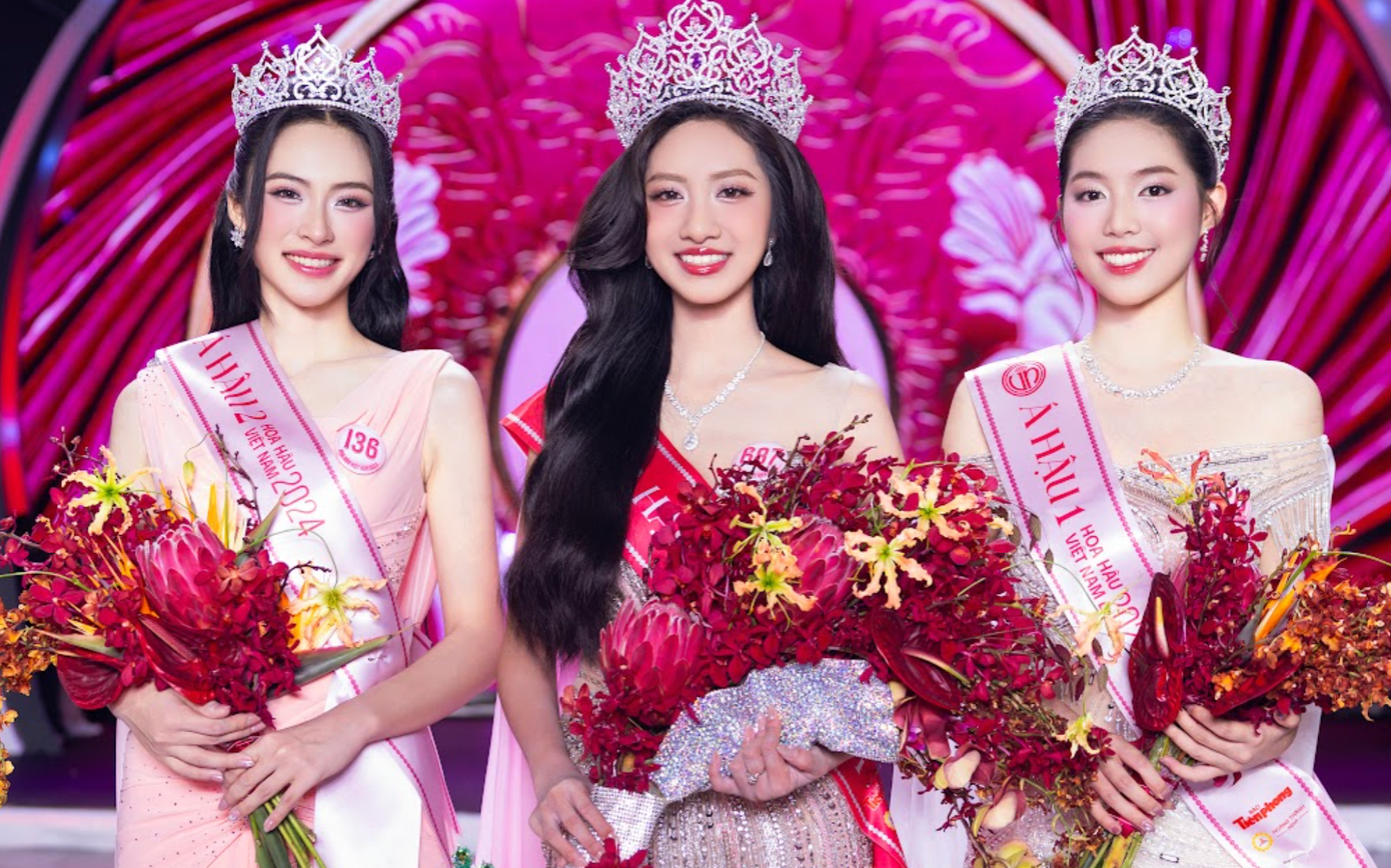 Top 3 Hoa hậu Việt Nam 2024: Hoa hậu Hà Trúc Linh (giữa), Á hậu 1 Trần Ngọc Châu Anh (bìa phải) và Á hậu 2 Nguyễn Thị Vân Nhi. Top 3 Hoa hậu Việt Nam 2024: Hoa hậu Hà Trúc Linh (giữa), Á hậu 1 Trần Ngọc Châu Anh (bìa phải) và Á hậu 2 Nguyễn Thị Vân Nhi.