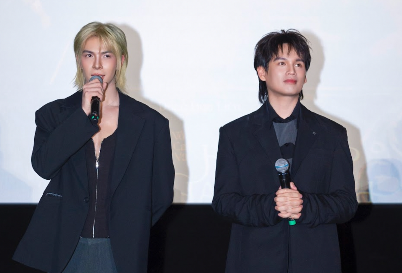 Nguyễn Trần Trung Quân bên cạnh Denis Đặng (tóc bạch kim) và dàn khách mời.