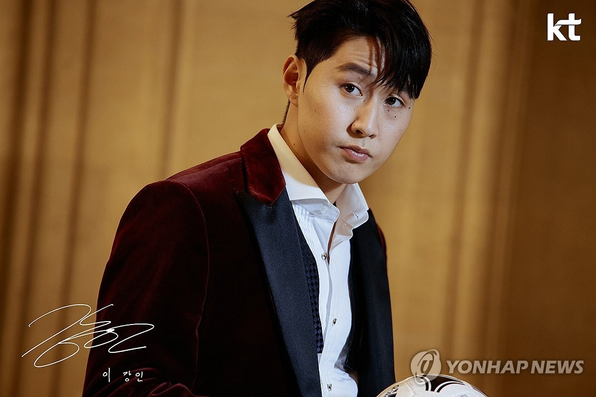 Áp phích quảng cáo hình Lee Kang In do KT Corp. đăng tải ngày 16/1/2024. Áp phích quảng cáo hình Lee Kang In do KT Corp. đăng tải ngày 16/1/2024.