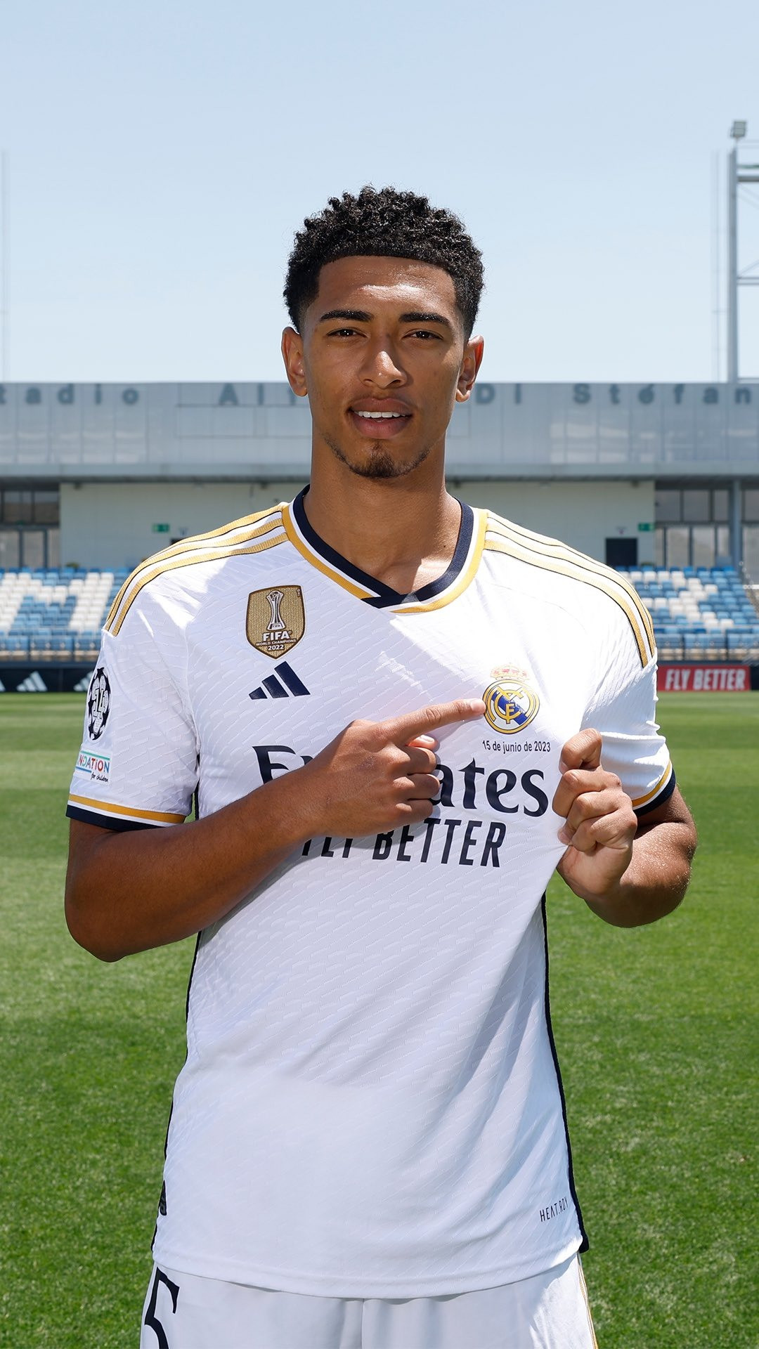 Ngôi sao sinh năm 2003 và bạn gái tin đồn hơn 5 tuổi Laura Celia Valk.