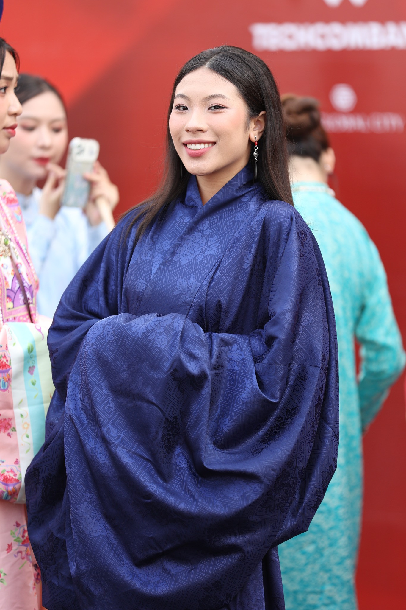 Các bạn trẻ đầu tư trang phục, make up lộng lẫy cho các hoạt động trước thềm concert.