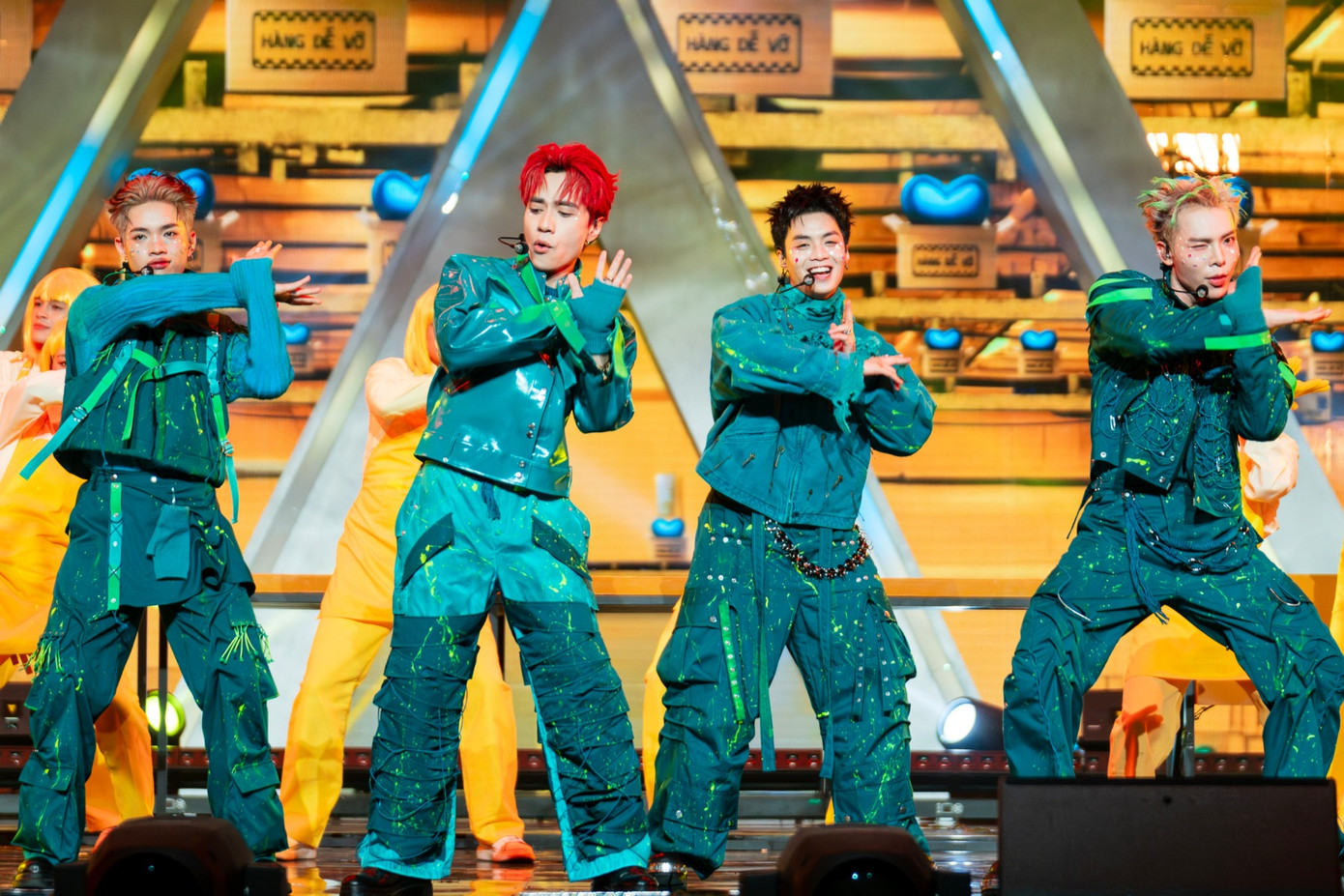 4 màn trình diễn nhóm của top 16 anh trai đêm chung kết Anh trai say hi. 4 màn trình diễn nhóm của top 16 anh trai đêm chung kết Anh trai say hi.