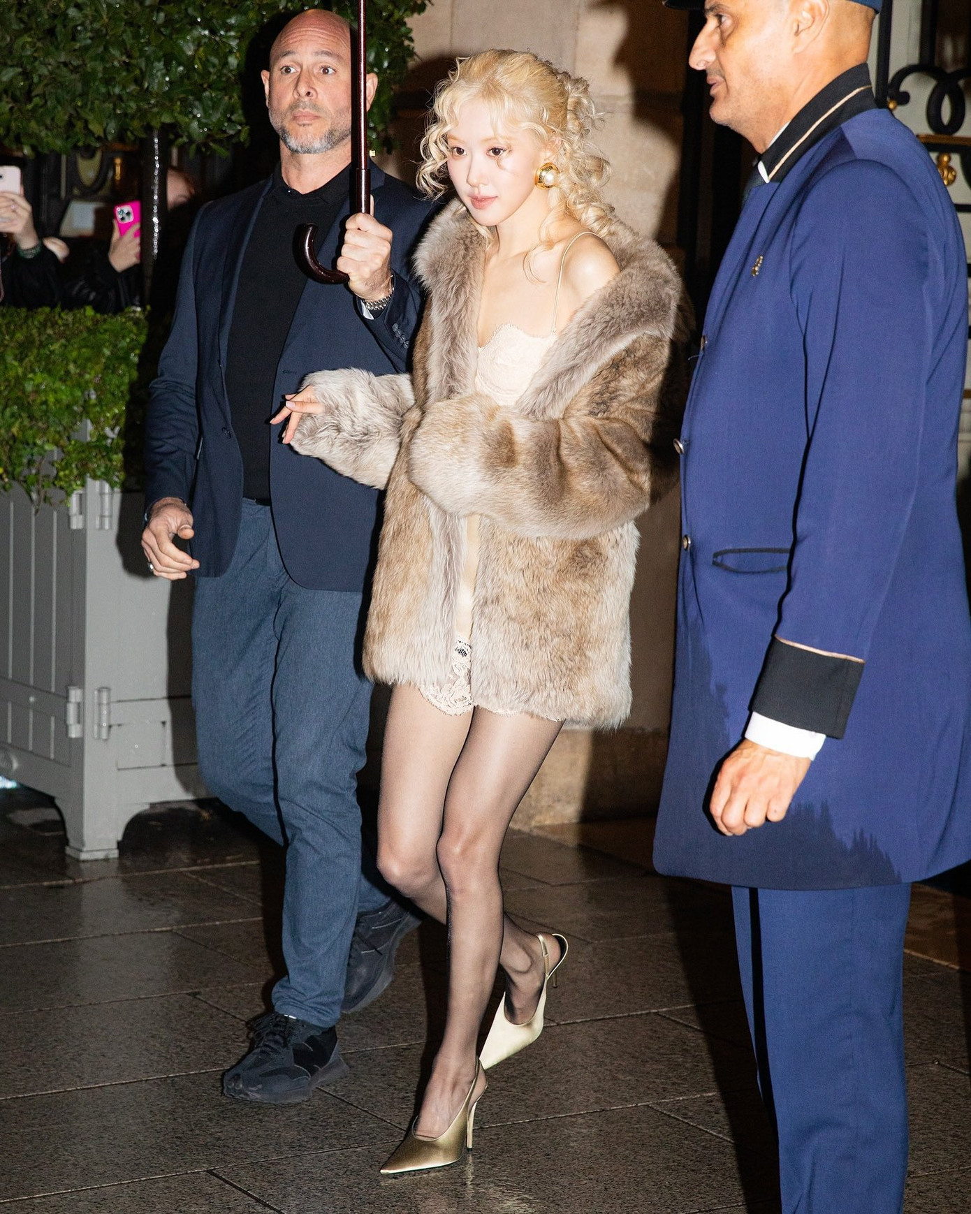 Giọng ca Gone mặc váy ren hai dây kết hợp cùng áo khoác lông, để hờ hững một bên vai. Điểm nhấn cho tạo hình của cô là mái tóc xoăn xù mì được nhiều khán giả khen ngợi. Bên cạnh những lời tán dương về ngoại hình bắt mắt, sang chảnh, một số người nhận xét bộ đồ giống váy ngủ, vóc dáng nữ ca sĩ quá gầy, lộ chân tay khẳng khiu . Ảnh: Getty, Instagram. Giọng ca Gone mặc váy ren hai dây kết hợp cùng áo khoác lông, để hờ hững một bên vai. Điểm nhấn cho tạo hình của cô là mái tóc xoăn xù mì được nhiều khán giả khen ngợi. Bên cạnh những lời tán dương về ngoại hình bắt mắt, sang chảnh, một số người nhận xét bộ đồ giống váy ngủ, vóc dáng nữ ca sĩ quá gầy, lộ chân tay khẳng khiu . Ảnh: Getty, Instagram.