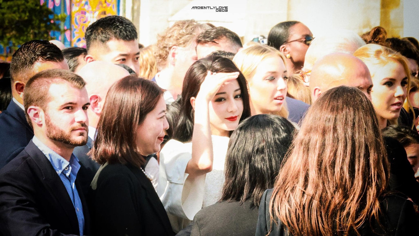 Thu hút sự quan tâm lớn không kém là mỹ nhân Tân Cương Địch Lệ Nhiệt Ba – đại sứ Dior khu vực Trung Quốc. Nữ diễn viên dễ dàng lôi kéo mọi ánh nhìn nhờ set đồ trắng thanh lịch và nhan sắc nổi bật