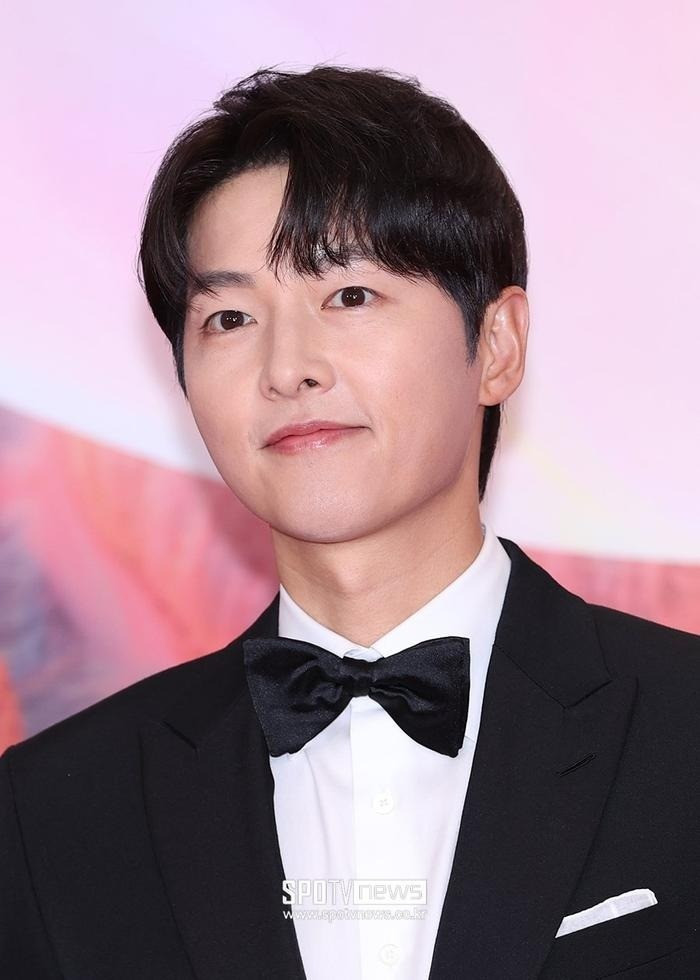 Song Hye Kyo (phải) thăng hạng nhan sắc, sự nghiệp trong khi Song Joong Ki tụt dốc danh tiếng. Song Hye Kyo (phải) thăng hạng nhan sắc, sự nghiệp trong khi Song Joong Ki tụt dốc danh tiếng.