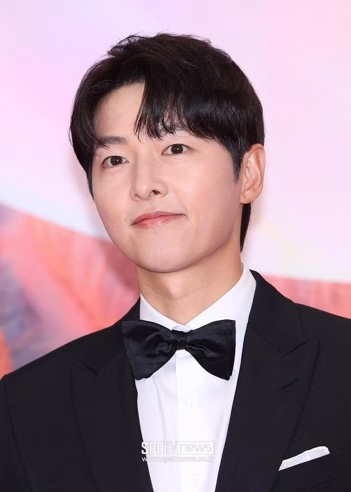 Song Hye Kyo (phải) thăng hạng nhan sắc, sự nghiệp trong khi Song Joong Ki tụt dốc danh tiếng.