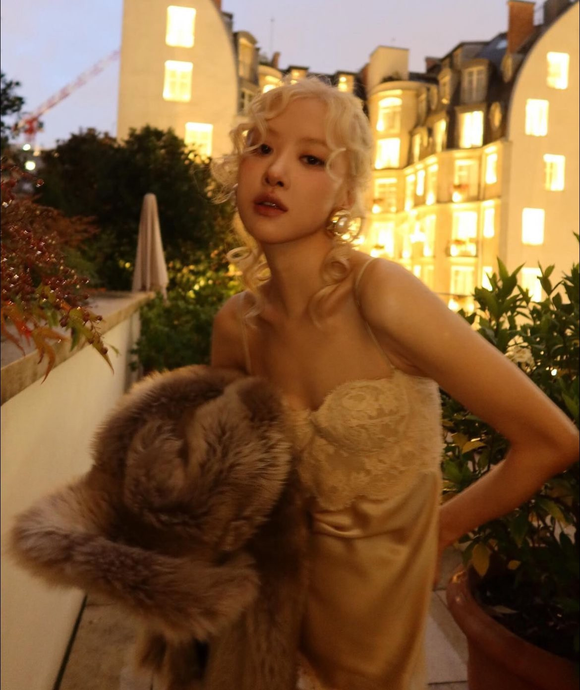 Trong nhiều show thời trang trước đó, thành viên BlackPink lộ thân hình “mình hạc xương mai” khiến khán giả lo ngại. Nhiều người hâm mộ cho rằng Rosé ép cân cho các hoạt động thời trang và không có vấn đề sức khỏe đáng báo động. Ảnh: Instagram. Trong nhiều show thời trang trước đó, thành viên BlackPink lộ thân hình “mình hạc xương mai” khiến khán giả lo ngại. Nhiều người hâm mộ cho rằng Rosé ép cân cho các hoạt động thời trang và không có vấn đề sức khỏe đáng báo động. Ảnh: Instagram.