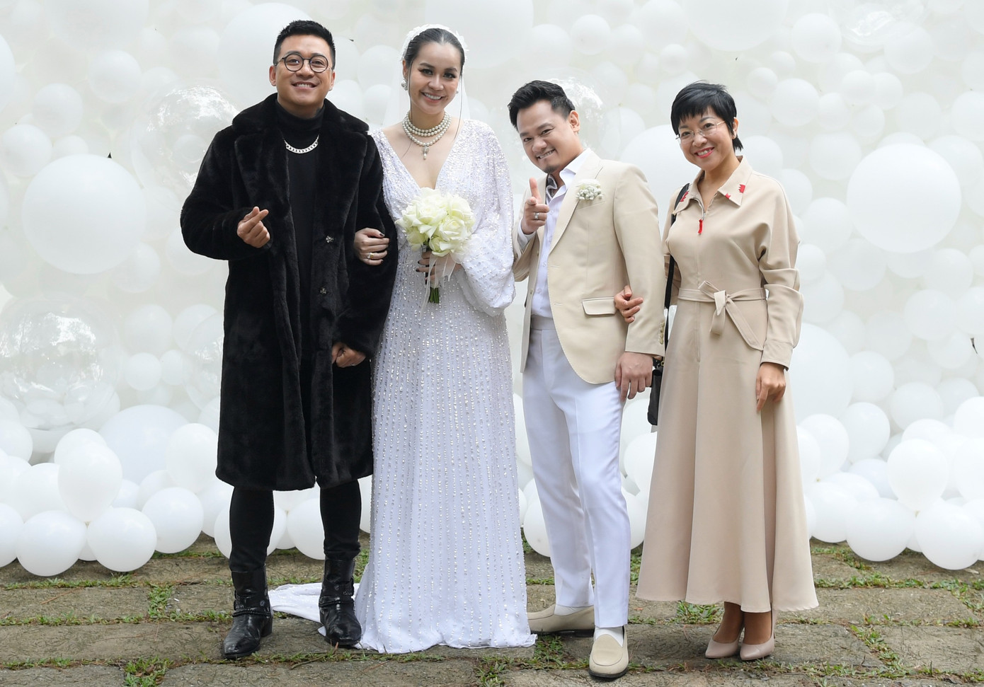 Đồng nghiệp đến chúc phúc cho cô dâu, chú rể. Nhiều người nổi tiếng góp mặt như Tuấn Hưng, MC Thảo Vân, vợ chồng Đoàn Văn Hậu - Doãn Hải Mỹ, MC Anh Tuấn làm chủ hôn... Đồng nghiệp đến chúc phúc cho cô dâu, chú rể. Nhiều người nổi tiếng góp mặt như Tuấn Hưng, MC Thảo Vân, vợ chồng Đoàn Văn Hậu - Doãn Hải Mỹ, MC Anh Tuấn làm chủ hôn...